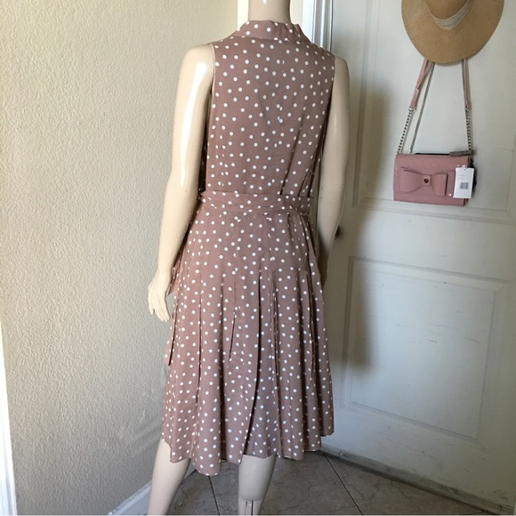 Jones wears dress - Picture 4 of 6